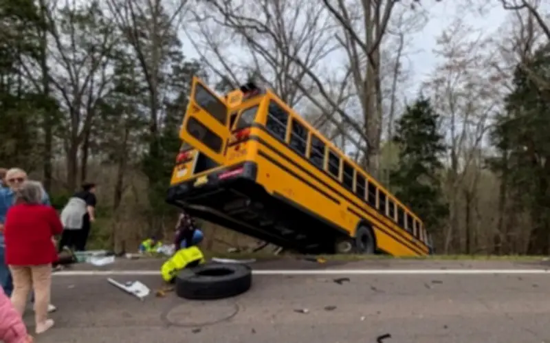 Tai nạn liên hoàn ở Tennessee: Xe buýt trường học lao vào, 2 học sinh thiệt mạng