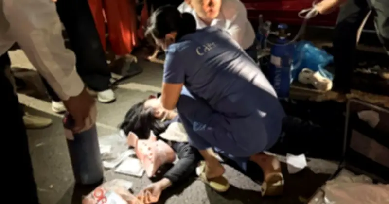 Tai nạn liên hoàn trên phố Nguyễn Chánh, Hà Nội: Ô tô Toyota Yaris lao vào nhiều xe