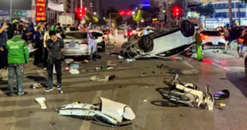 Tai nạn liên hoàn trên phố Trung Kính: Hai người bị thương, nguyên nhân đang được làm rõ