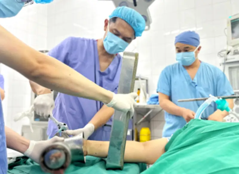 Tai nạn máy xay thịt nghiêm trọng: Người phụ nữ 36 tuổi bị cắt cụt ngón tay