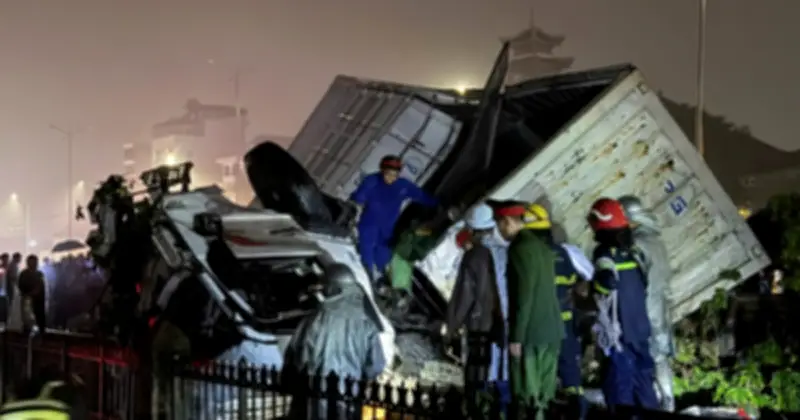 Tai nạn đường sắt Hà Nội: Tài xế xe tải cố tình vượt đèn báo và bài toán quản lý an toàn