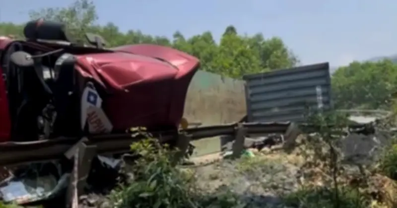 Tai nạn nghiêm trọng giữa xe đầu kéo và xe máy trên đường Hồ Chí Minh ở Huế, một nam sinh bị thương nặng
