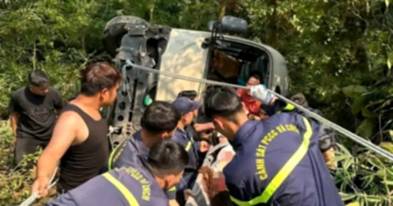 Tai nạn ô tô khách lao vực ở Tam Đảo, 7 người bị thương được cấp cứu