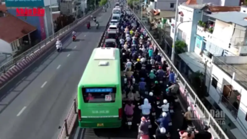 Tai nạn thảm khốc: Xe tải đè bẹp đầu xe tải khác, tài xế tử vong