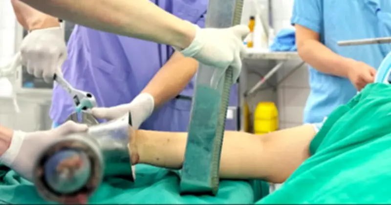 Tai nạn thương tâm: Bàn tay mắc kẹt trong máy xay thịt, người phụ nữ 36 tuổi phải cắt cụt ngón