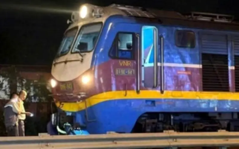 Tai nạn tàu hỏa và xe máy tại Hà Nội: Hai người tử vong thương tâm