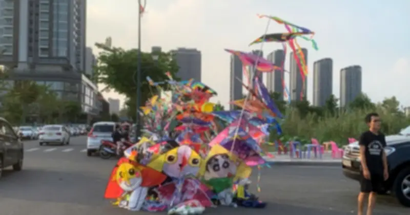 Thả Diều Ở Bãi Đất Trống Cầu Ba Son: Trào Lưu Giải Trí Thu Hút Giới Trẻ Và Gia Đình