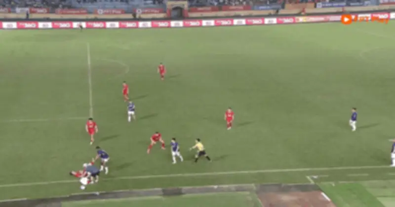 Thẻ đỏ gây tranh cãi trong trận derby Hà Nội: Chuyên gia ủng hộ quyết định của trọng tài