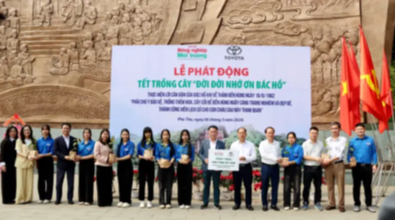 Thế hệ trẻ dâng hương, trồng cây tại Đền Hùng tri ân tiền nhân và bảo vệ môi trường