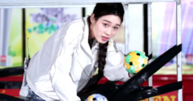 Đỗ Thị Hà và Hà Đức Chinh xúc động trước hoàn cảnh bé Nguyên Chiến trong Mái ấm gia đình Việt