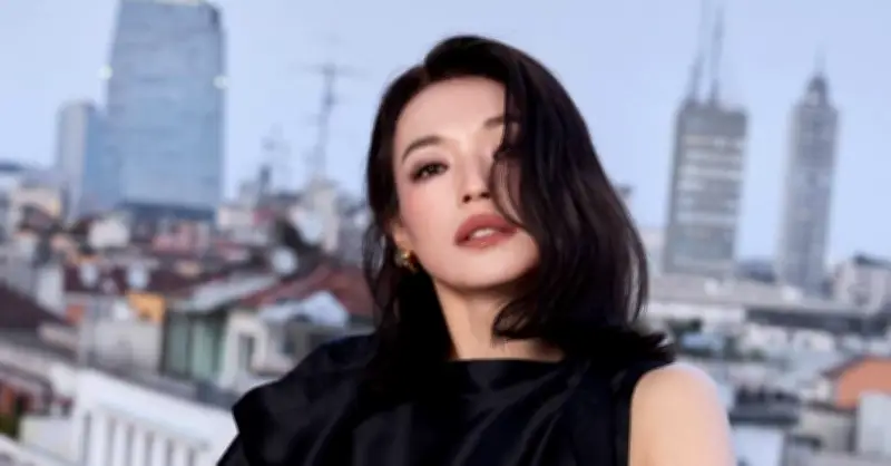 Thư Kỳ Tuổi 50 Tỏa Sáng Tại Milan, Hài Hước Kể Chuyện 'Lệch Múi Giờ' Và Sức Khỏe Giảm Sút