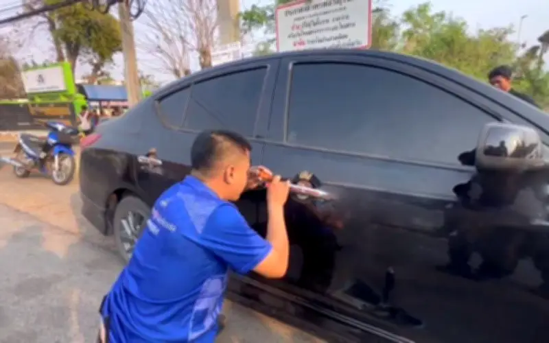 Thợ khóa Thái Lan khuyết tật giải cứu thành công 2 trẻ em bị mắc kẹt trong xe hơi