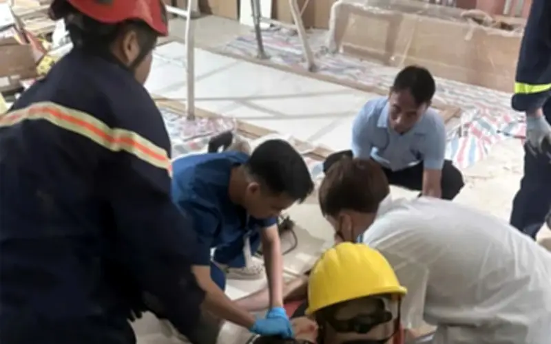 Thợ lắp cầu thang tử vong thương tâm do mắc kẹt trong thang máy tại Phú Thọ
