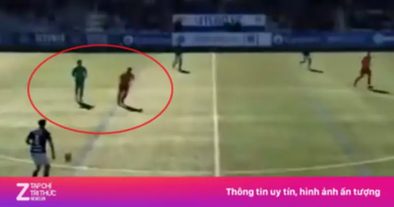 Thủ môn bỏ khung thành, lao lên dứt điểm giữa sân gây sốc