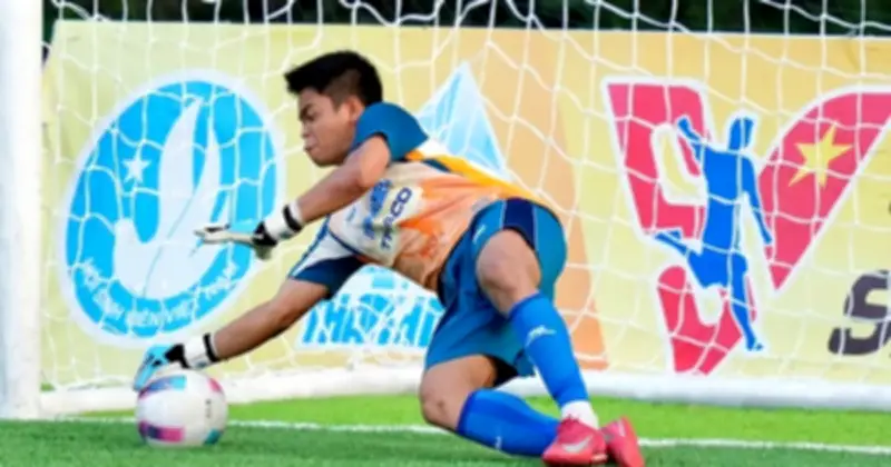 Thủ môn IUH Lê Phạm Thế Anh tỏa sáng, gửi thông điệp yêu thương tới ba bị ung thư