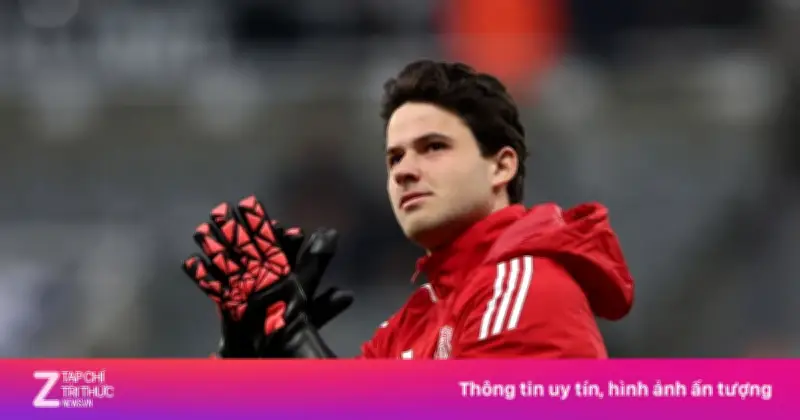 Thủ môn MU Senne Lammens tiết lộ thói quen ngâm găng tay trong bể sục trước trận