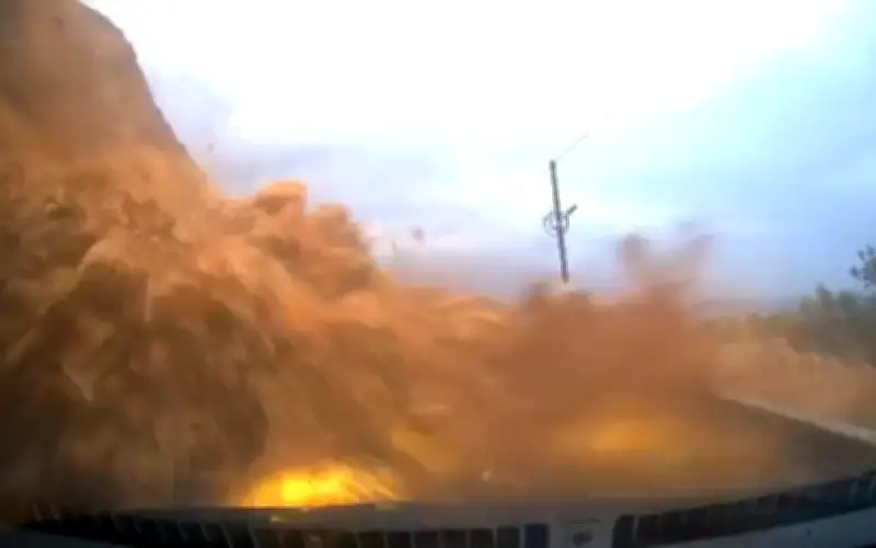 Thổ Nhĩ Kỳ: Xe ô tô bị vùi lấp trong sạt lở đất, tài xế may mắn thoát chết