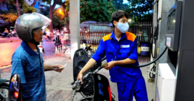 Thủ tướng chỉ đạo tăng cường tiết kiệm năng lượng và phát triển giao thông điện