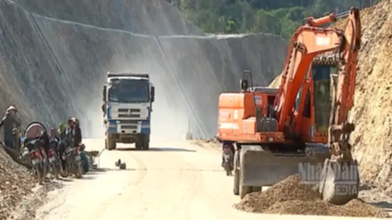 Thủ tướng chỉ đạo xử lý điểm nghẽn giải phóng mặt bằng và giá vật liệu xây dựng