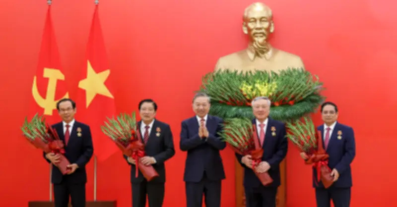 Thủ tướng cùng 3 Ủy viên Bộ Chính trị khóa 13 được trao Huân chương Quân công