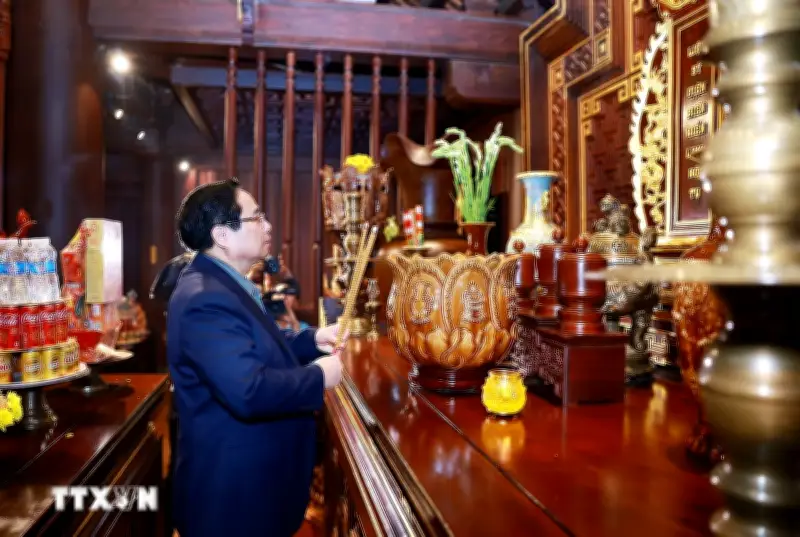 Thủ tướng Dâng hương tưởng niệm Bác Hồ và các Anh hùng liệt sỹ tại Điện Biên