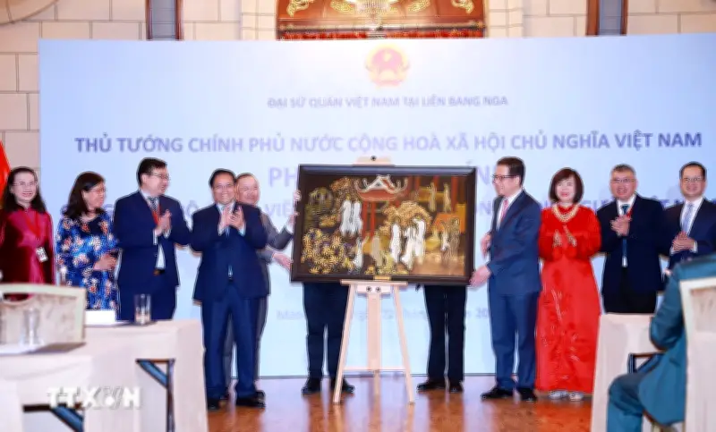 Thủ tướng gặp gỡ cán bộ nhân viên Đại sứ quán Việt Nam tại Liên bang Nga