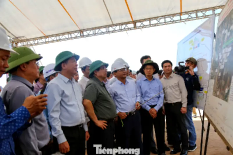Thủ tướng kiểm tra dự án sân bay Phù Cát, biểu dương nỗ lực '3 ca, 4 kíp' của địa phương