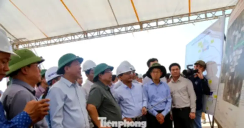 Thủ tướng kiểm tra dự án sân bay Phù Cát, đánh giá cao nỗ lực địa phương