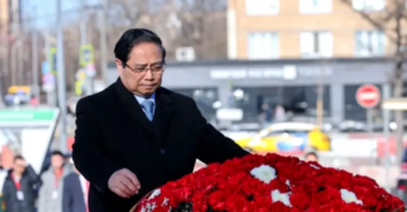 Thủ tướng Đặng Hòa dâng hương tại Tượng đài Chủ tịch Hồ Chí Minh ở Moscow