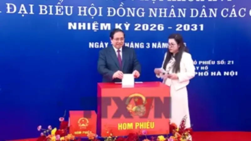 Thủ tướng Phạm Minh Chính bỏ phiếu đầu tiên tại Hà Nội trong ngày hội bầu cử toàn dân