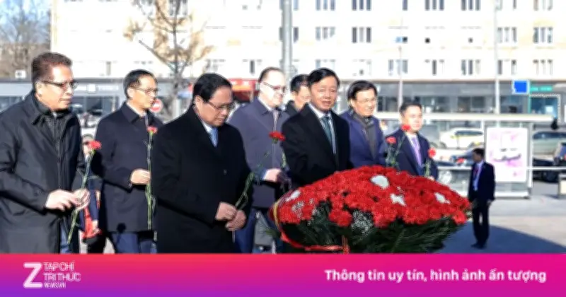Thủ tướng Phạm Minh Chính dâng hoa tại Tượng đài Chủ tịch Hồ Chí Minh ở Moscow