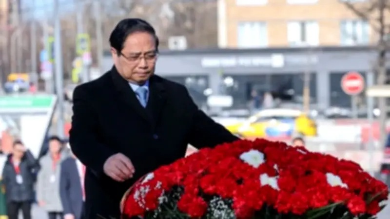 Thủ tướng Phạm Minh Chính dâng hoa tưởng niệm tại Tượng đài Hồ Chí Minh và Đài Liệt sĩ Vô danh ở Moskva