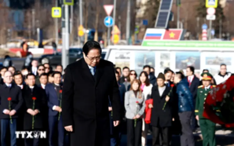 Thủ tướng Phạm Minh Chính đặt hoa tưởng niệm tại Tượng đài Chủ tịch Hồ Chí Minh ở Moskva