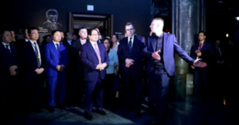 Thủ tướng Phạm Minh Chính tham quan triển lãm hạt nhân và tàu điện ngầm tại Moscow