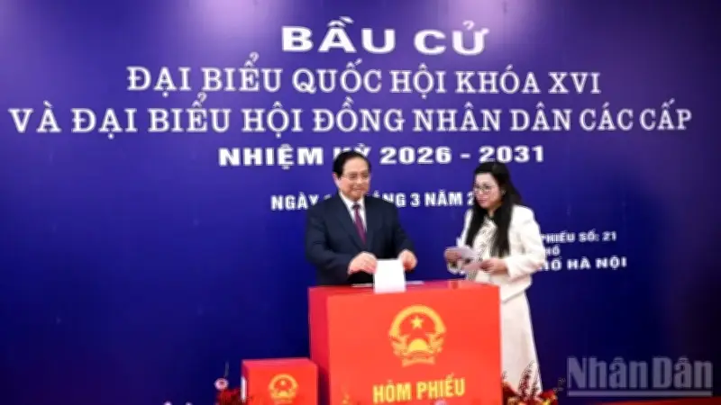 Thủ tướng Phạm Minh Chính thực hiện quyền công dân tại Khu vực bầu cử số 21, Hà Nội