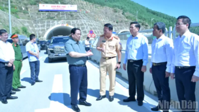Thủ tướng thị sát cao tốc Quảng Ngãi-Hoài Nhơn, chỉ đạo đẩy nhanh tiến độ và quy hoạch phát triển