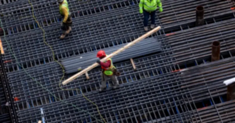 Thị trường lao động Mỹ bất ngờ mất việc làm, Fed đối mặt thế tiến thoái lưỡng nan