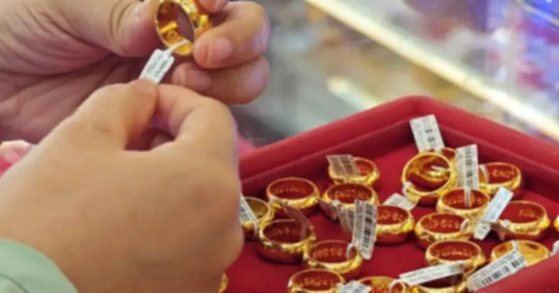 Thị trường vàng đảo chiều, mất hơn 400 USD/ounce sau đỉnh cao lịch sử