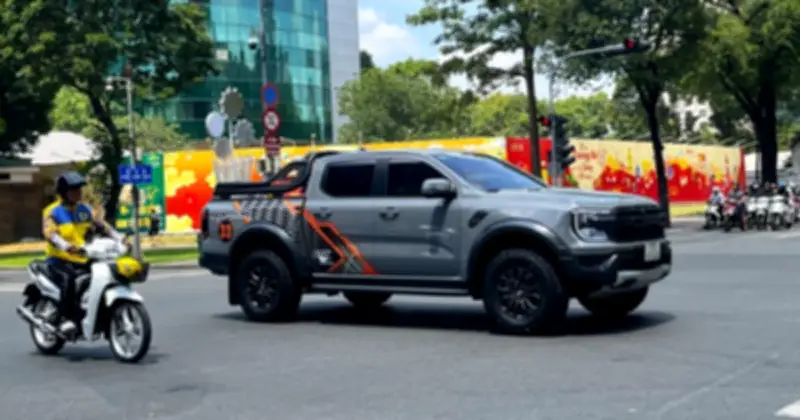 Thị trường xe bán tải cũ 'sốt' bán tháo do lo ngại chính sách hạn chế lưu thông