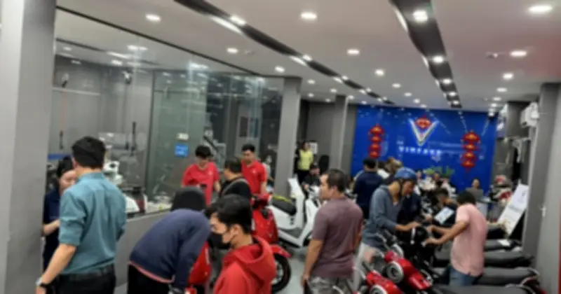 Thị trường xe máy điện bùng nổ chưa từng có, khách hàng xếp hàng dài chờ mua