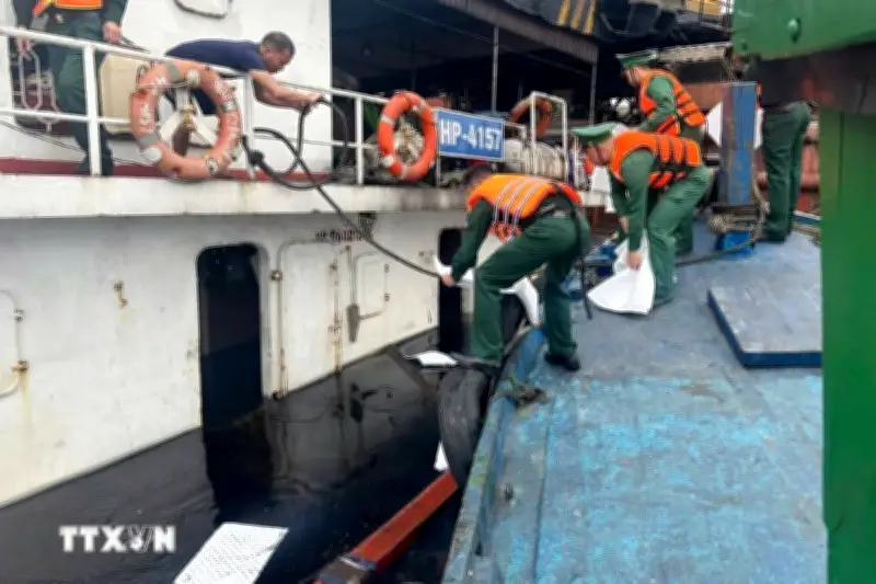 Thanh Hóa khẩn trương cứu hộ tàu vận tải gặp sự cố tại cảng Long Sơn