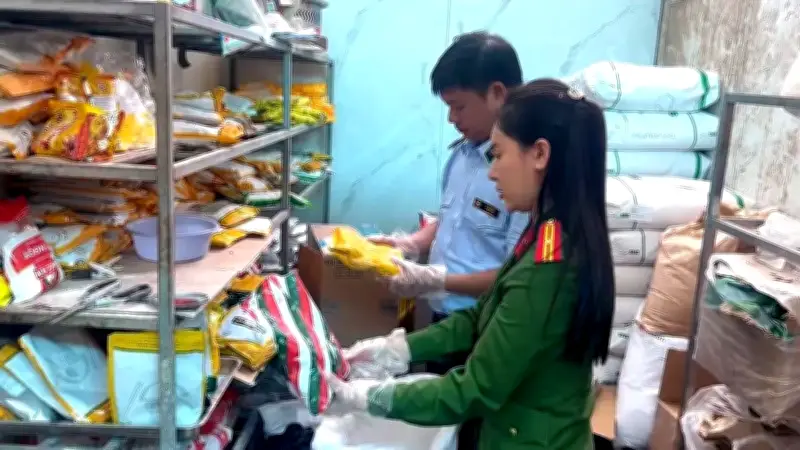 Thanh Hóa thu giữ gần 1 tấn thực phẩm không rõ nguồn gốc tại cơ sở sản xuất