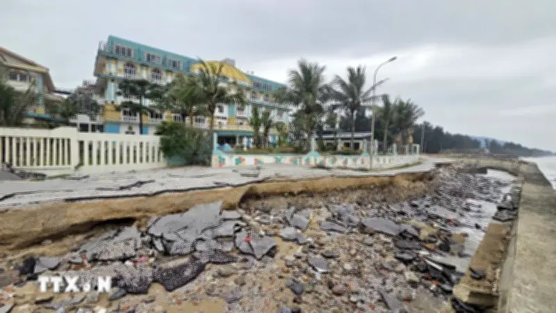 Thanh Hóa: Tuyến kè chắn sóng khu du lịch biển Hải Tiến bị sạt lở nghiêm trọng