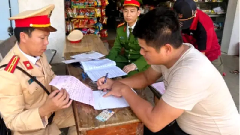 Thanh Hóa: Xử phạt 4 xe ô tô làm rơi vãi bùn đất trên Quốc lộ 1A