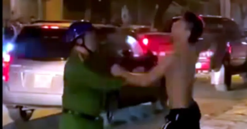 Thanh niên cầm dao đe dọa người đi đường ở Hà Nội đã bị khống chế