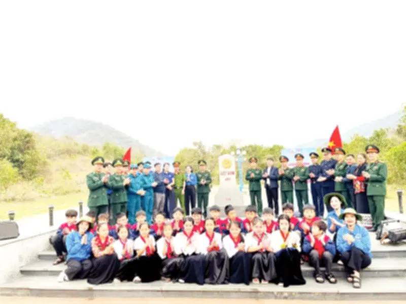 Thanh niên Mường Lát chào cờ tại cột mốc 281, khẳng định ý chí bảo vệ biên giới