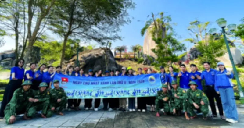 Thanh niên Quảng Ngãi hưởng ứng Ngày Chủ nhật xanh, dọn sạch bãi biển và di tích