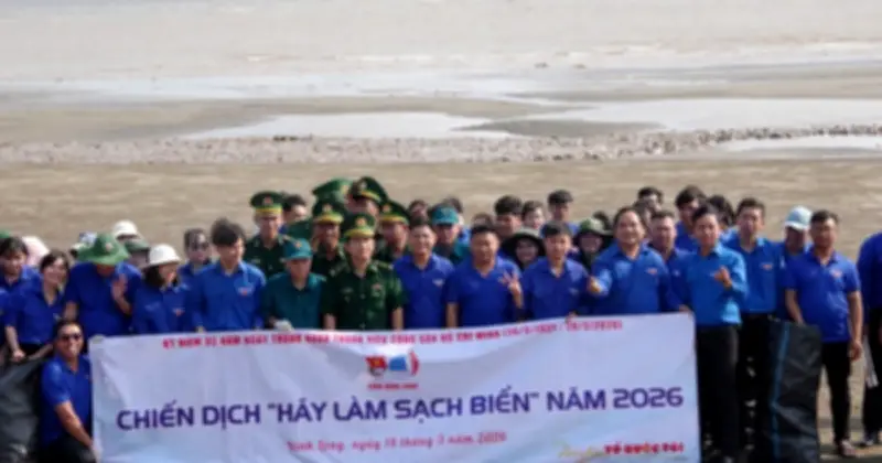 Thanh niên Vĩnh Long hưởng ứng 'Tháng 3 biên giới' 2026, ra quân làm sạch biển