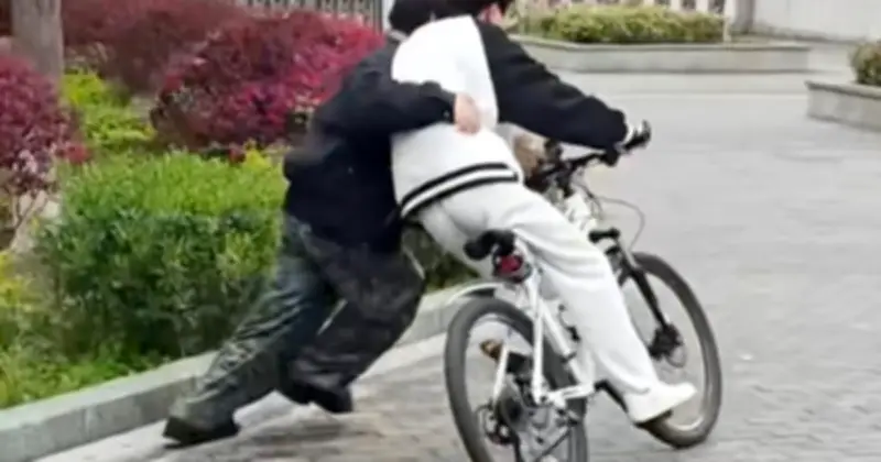 Thạc Sĩ Trung Quốc Kiếm Hơn 1 Tỷ Đồng Nhờ Dạy Người Lớn Đạp Xe