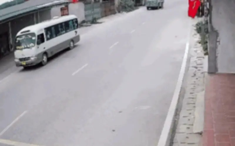 Thái Nguyên: Xe tải chở đất tông xe đưa đón học sinh, nhiều em bị thương